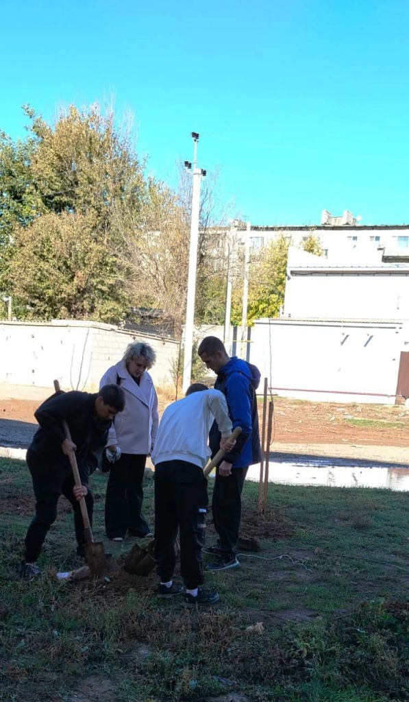 Студенты АНПОО "Котельниковский колледж бизнеса" к празднованию 80-летия Победы в Великой Отечественной войне в рамках благоустройства высадили 20 саженцев яблони на участке, прилегающем к зданию колледжа. Студенты АНПОО "Котельниковский колледж бизнеса" к празднованию 80-летия Победы в Великой Отечественной войне в рамках благоустройства высадили 20 саженцев яблони на участке, прилегающем к зданию колледжа.